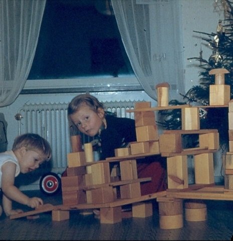 Barn bygger med klossar.