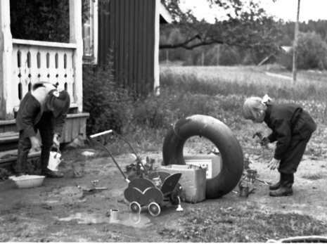 Flickor bygger grejor.